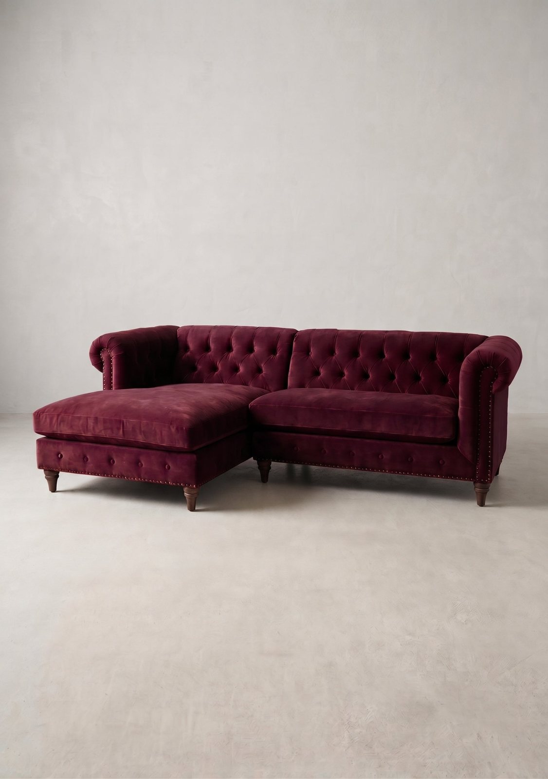 Sillón esquinero Chesterfield en pana antimanchas Obispo, forma en L, respaldo capitoné y patas torneadas