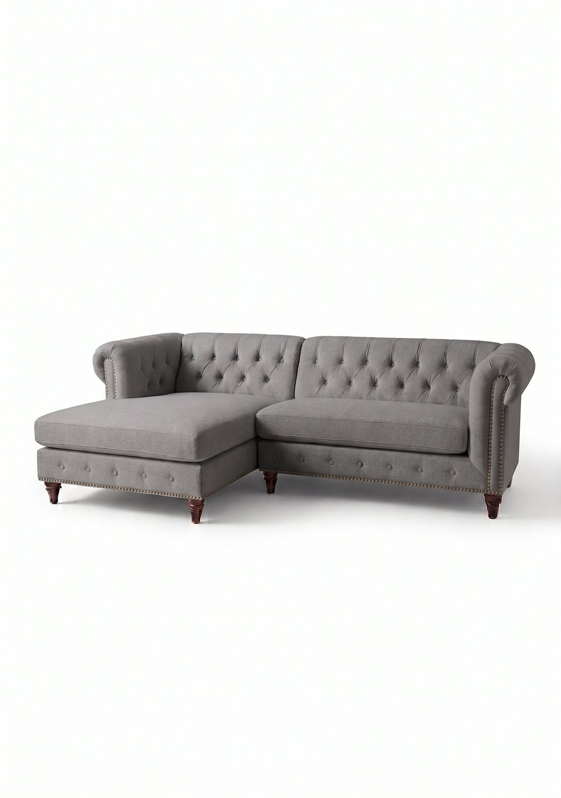 Sillón esquinero Chesterfield en pana antimanchas Onyx, con chaise, capitoné y tachas sobre fondo blanco