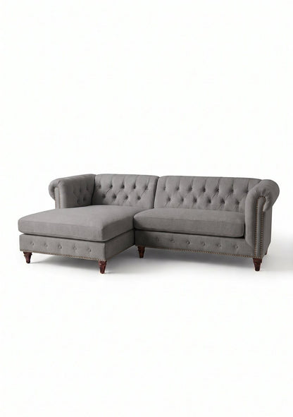 Sillón esquinero Chesterfield en pana antimanchas Onyx, con chaise, capitoné y tachas sobre fondo blanco