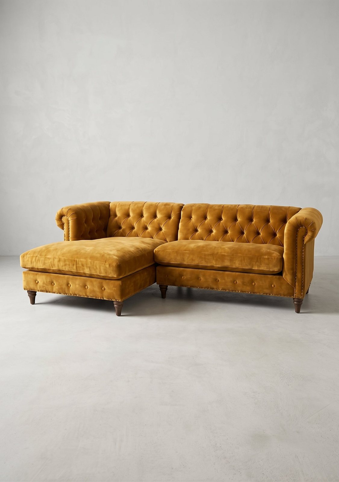 Sillón esquinero Chesterfield en pana antimanchas Oro, en L con chaise, capitoné, tachas y patas de madera