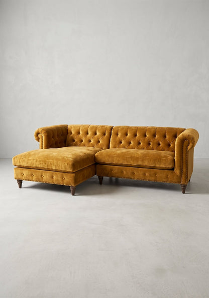 Sillón esquinero Chesterfield en pana antimanchas Oro, en L con chaise, capitoné, tachas y patas de madera
