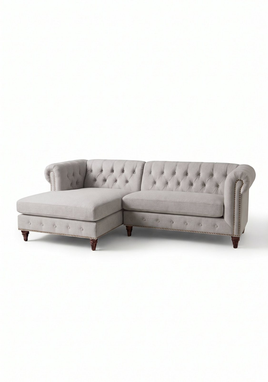 Sillón esquinero Chesterfield en pana antimanchas Plata, con chaise, capitoné y tachas sobre fondo blanco
