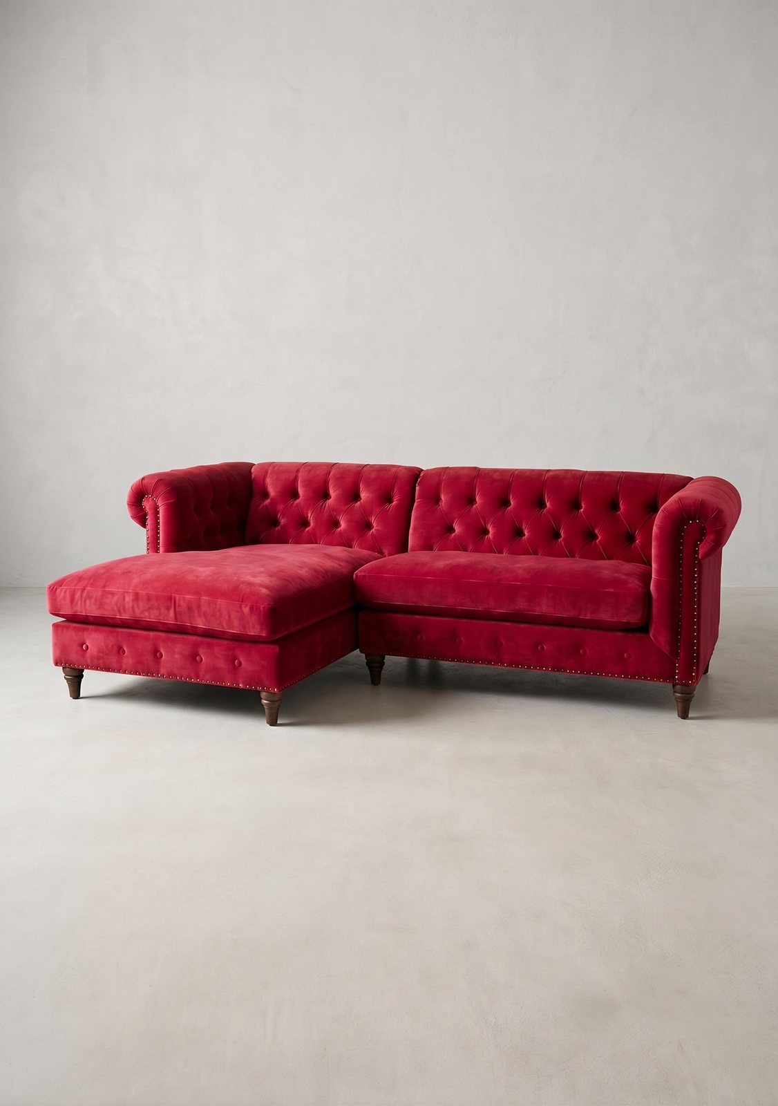 Sillón esquinero Chesterfield en pana antimanchas Rojo, en L con chaise, capitoné, tachas y patas de madera