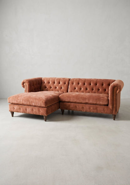 Sillón esquinero Chesterfield en pana antimanchas Rosa, con chaise longue, capitoné y apoyabrazos enrollados