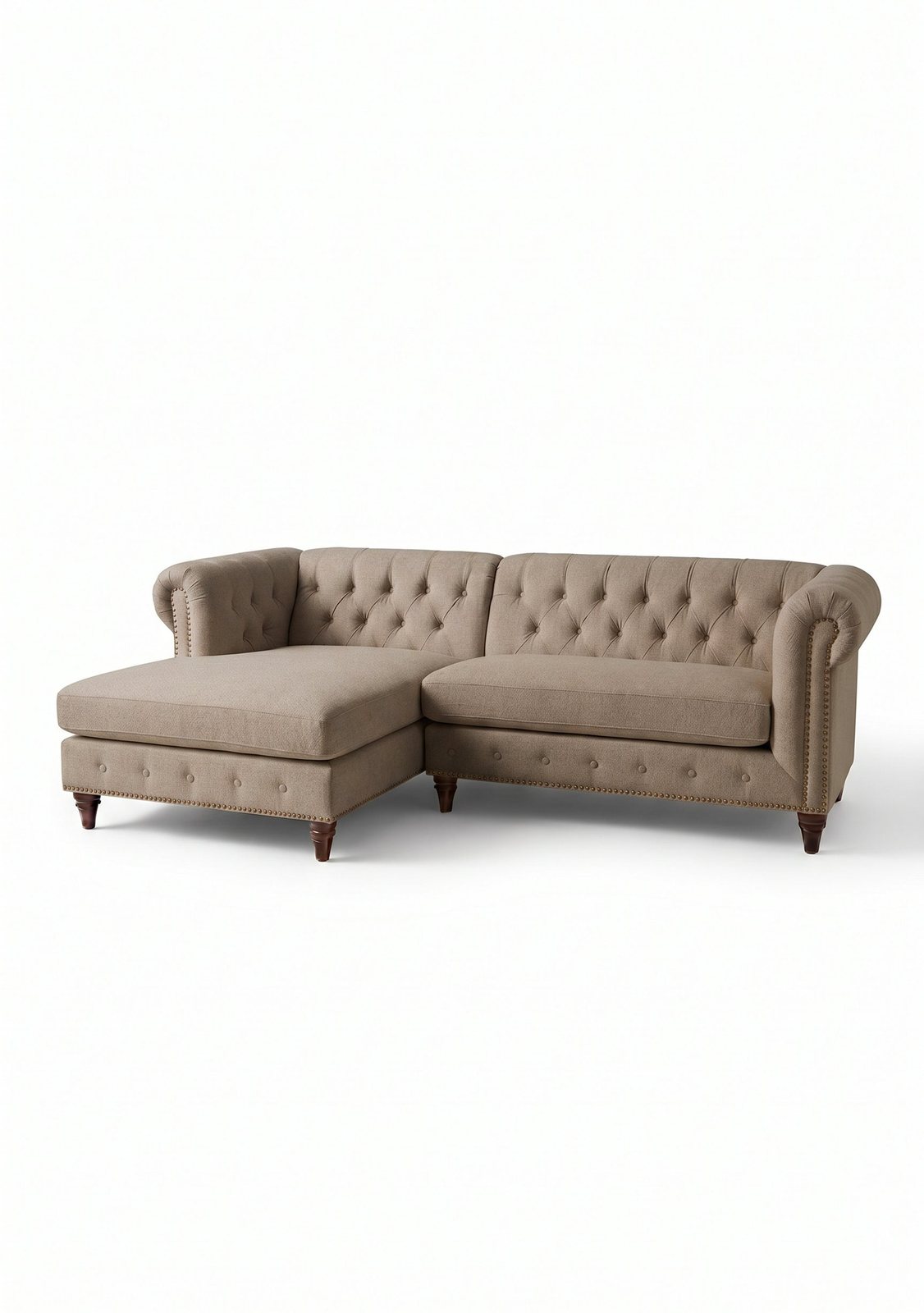 Sillón esquinero Chesterfield en pana antimanchas Stone, con chaise, capitoné y tachas sobre fondo blanco