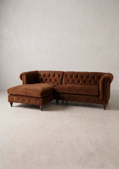 Sillón esquinero Chesterfield en pana antimanchas Suela, con chaise longue, capitoné y apoyabrazos enrollados