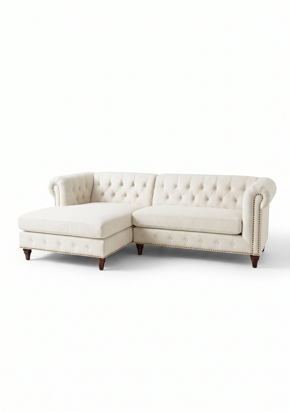 Sillón esquinero Chesterfield en pana antimanchas Tiza, con chaise, capitoné y tachas sobre fondo blanco