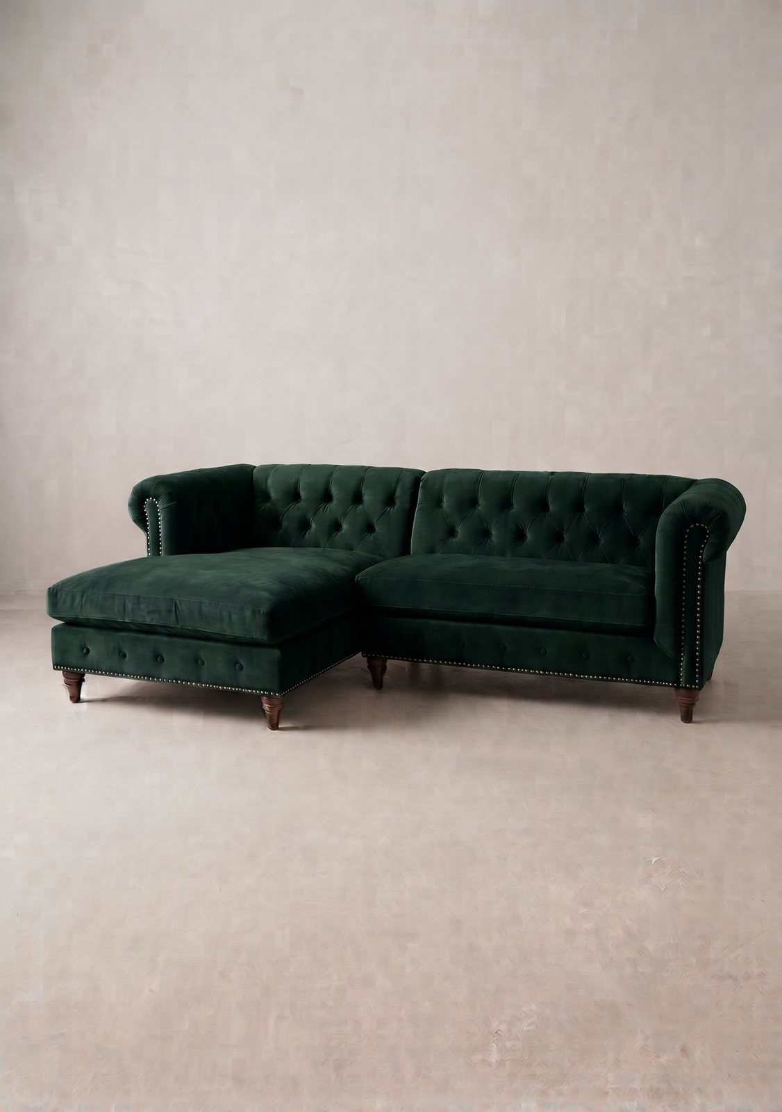 Sillón esquinero Chesterfield en pana antimanchas Verde inglés, con chaise longue, capitoné y apoyabrazos enrollados