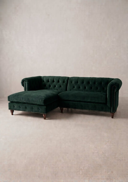 Sillón esquinero Chesterfield en pana antimanchas Verde inglés, con chaise longue, capitoné y apoyabrazos enrollados