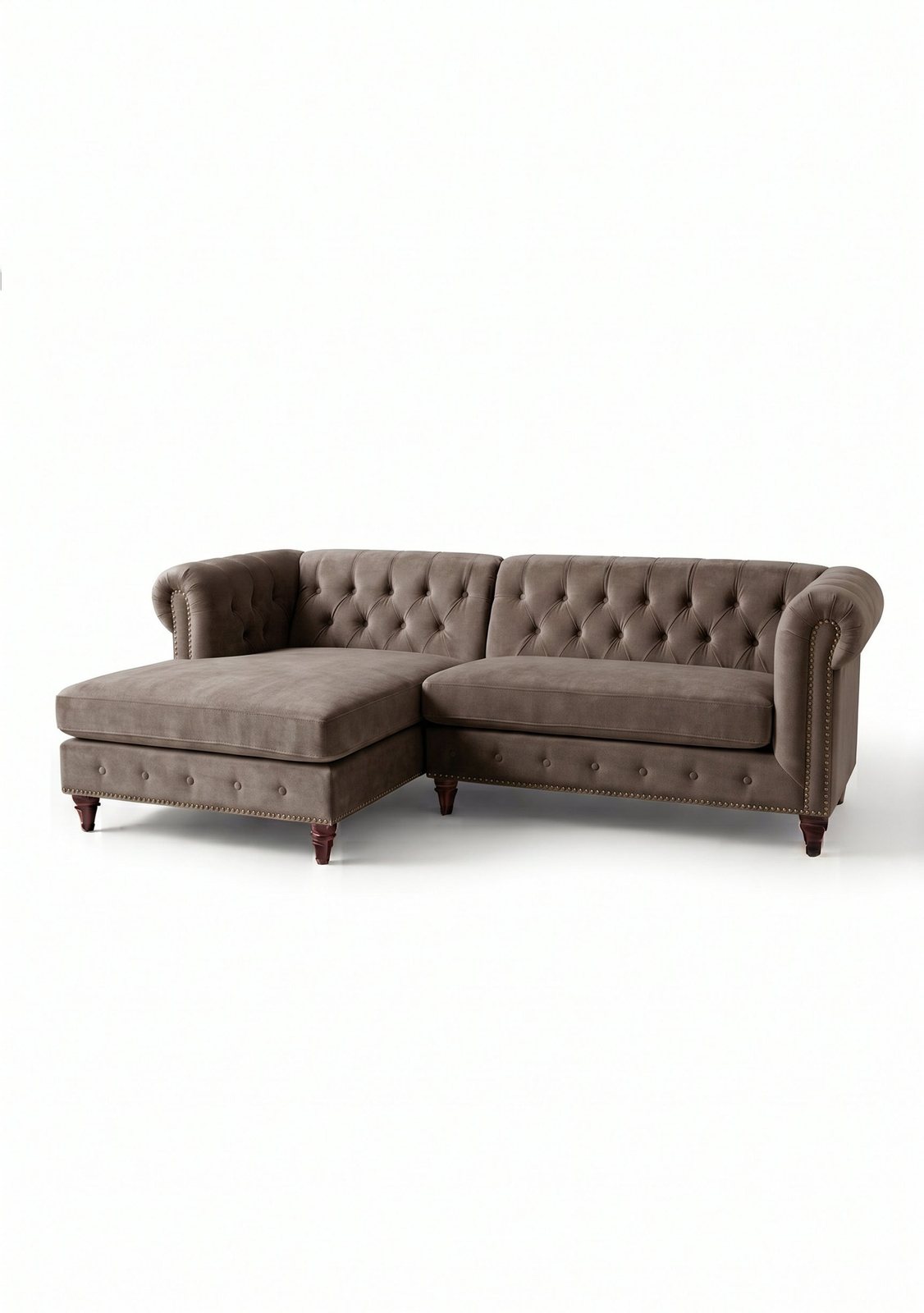 Sillón esquinero Chesterfield en pana antimanchas Visón, con chaise, capitoné y tachas sobre fondo blanco