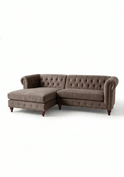 Sillón esquinero Chesterfield en pana antimanchas Visón, con chaise, capitoné y tachas sobre fondo blanco