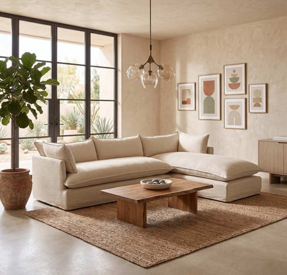 Sillón esquinero Comfy enfundado en crudo en un living con mesa ratona de madera y alfombra de yute