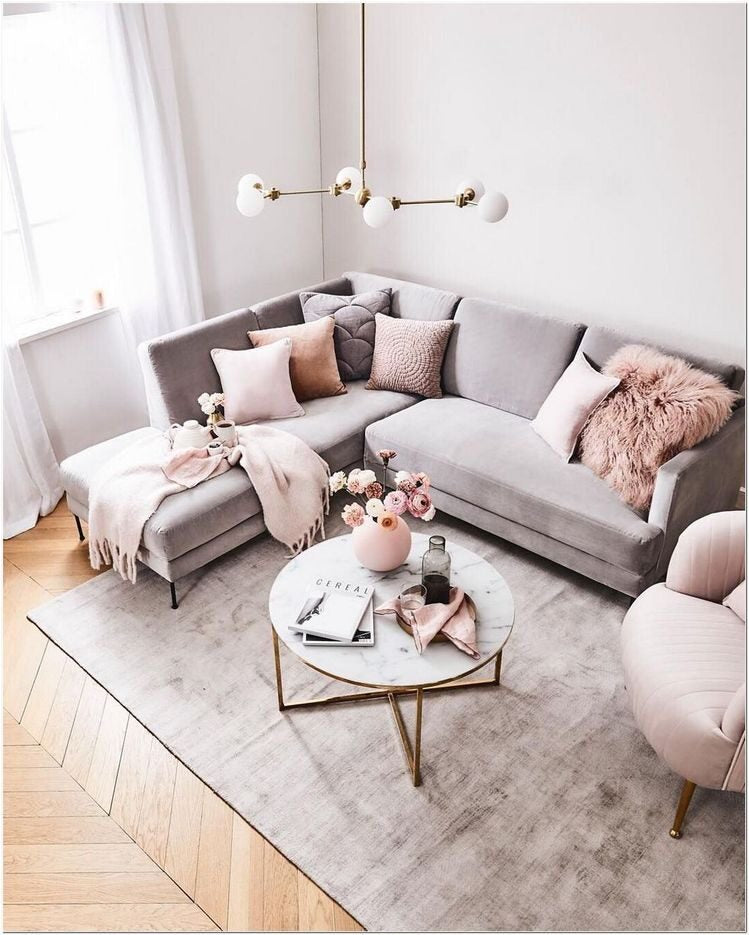 Sillón esquinero gris con accesorios rosa en living moderno – Tienda de Banquitos Argentina