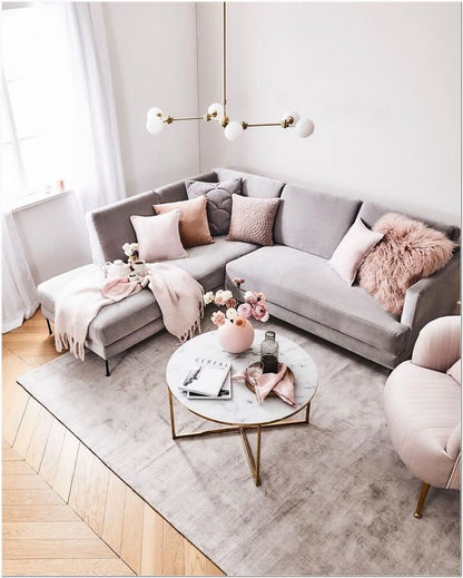 Sillón esquinero gris con accesorios rosa en living moderno – Tienda de Banquitos Argentina