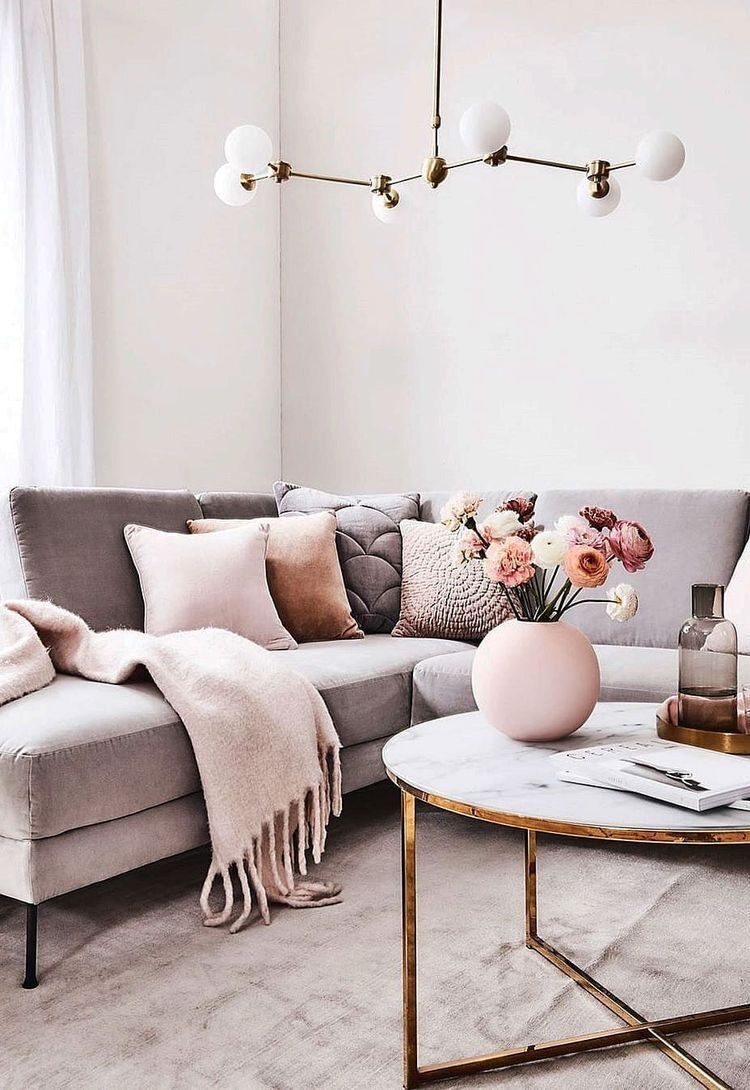 Sillón esquinero gris moderno con cojines rosas y estantería – Tienda de Banquitos Argentina