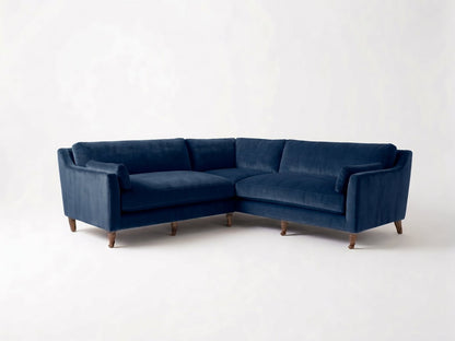 Sillón esquinero Leonelle en pana antimanchas Azul, forma en L, almohadones y patas torneadas de madera