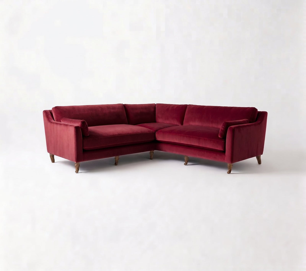 Sillón esquinero Leonelle en pana antimanchas Bordó, forma en L, almohadones y patas torneadas de madera