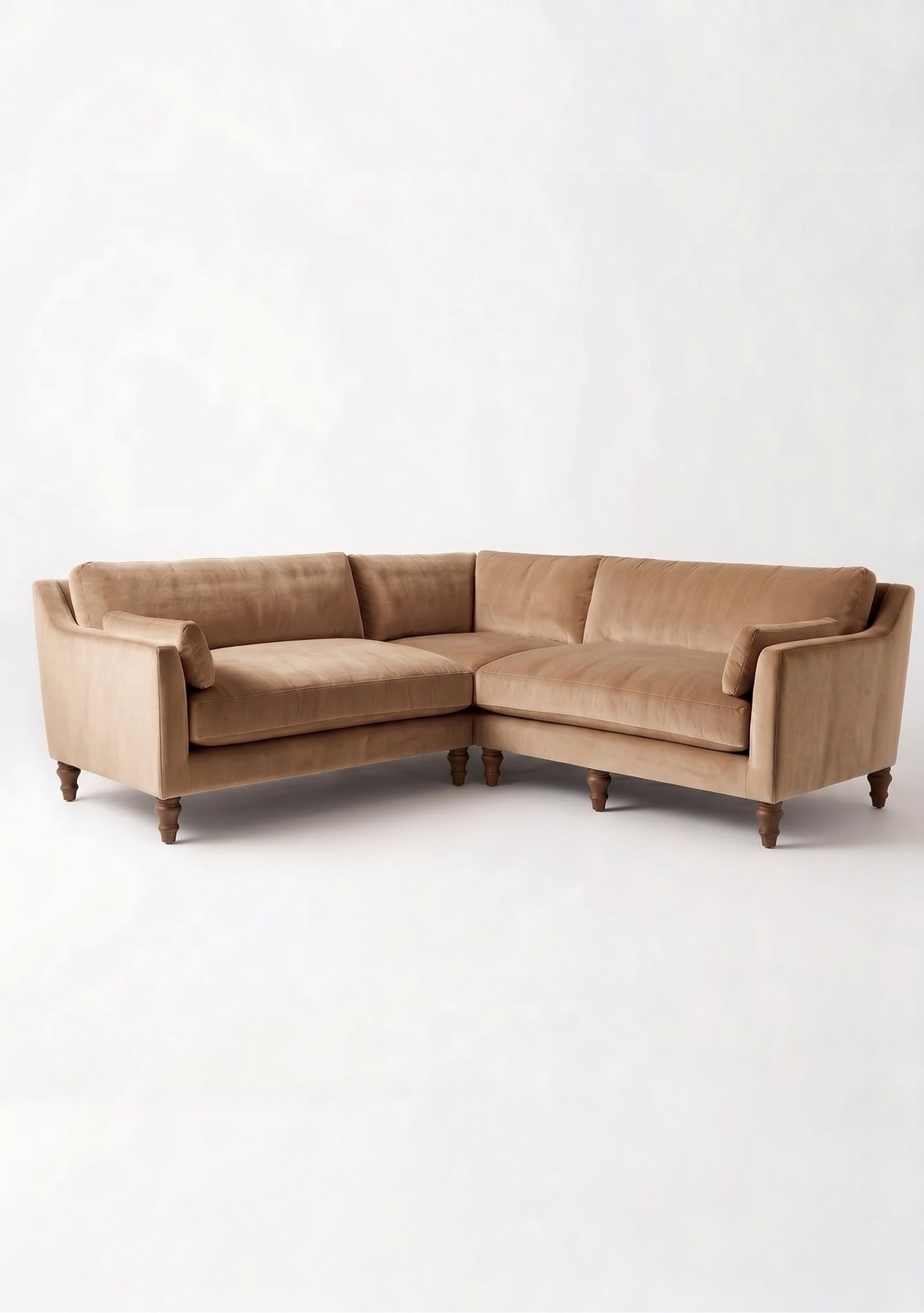 Sillón esquinero Leonelle en pana antimanchas Gamuza, forma en L, almohadones y patas torneadas de madera