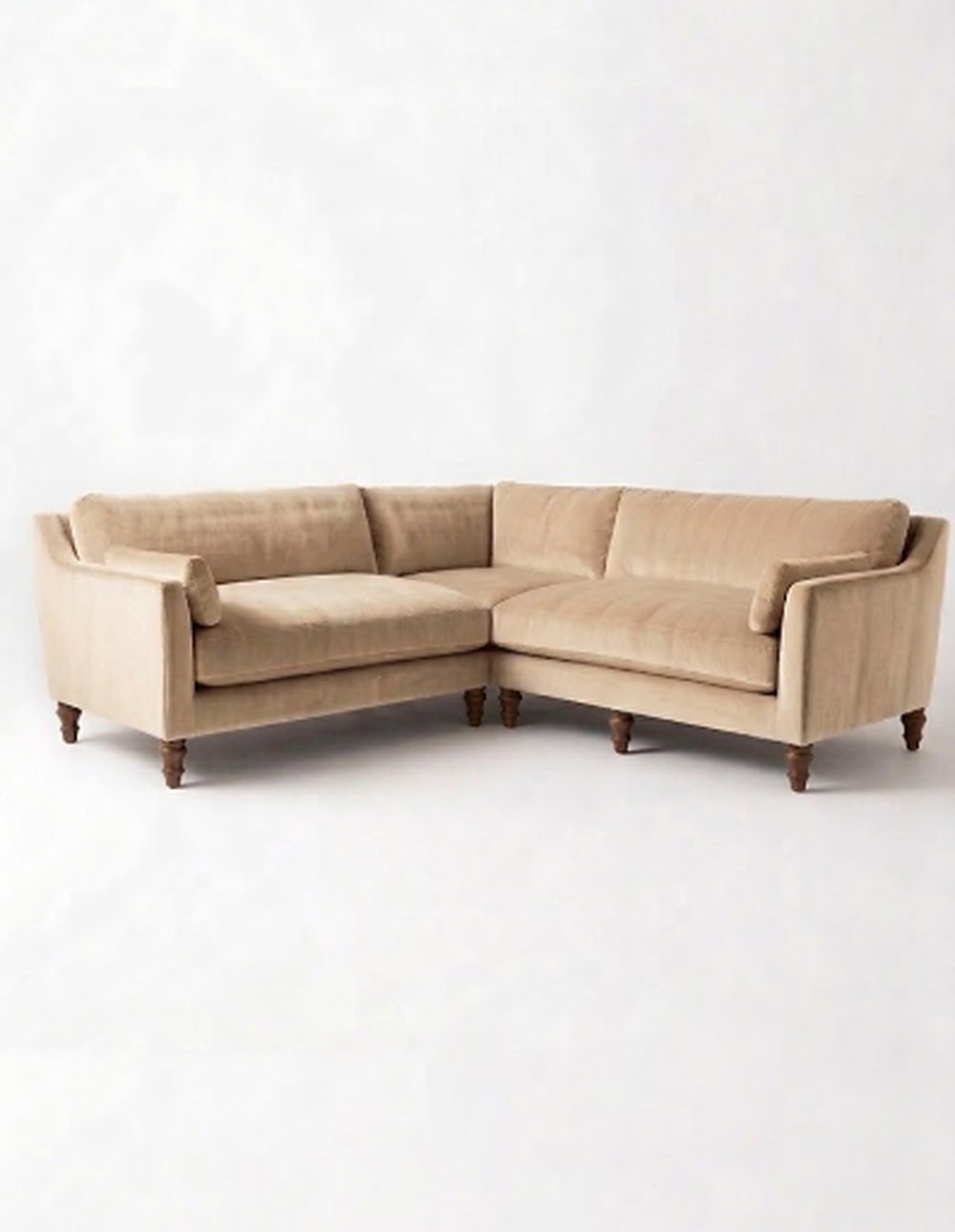 Sillón esquinero Leonelle en pana antimanchas Latte, forma en L, almohadones y patas torneadas de madera