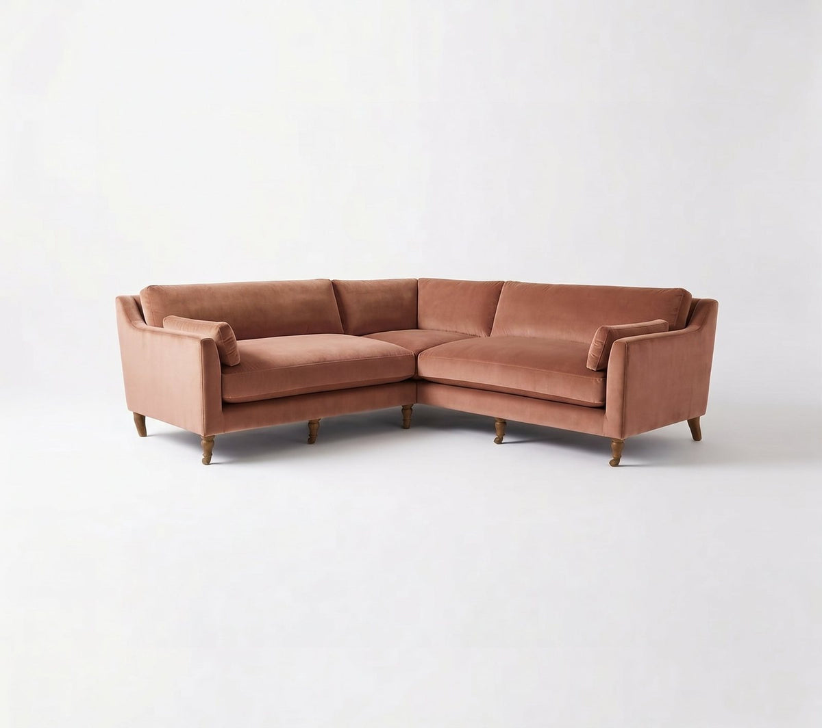 Sillón esquinero Leonelle en pana antimanchas Rosa, forma en L, almohadones y patas torneadas de madera