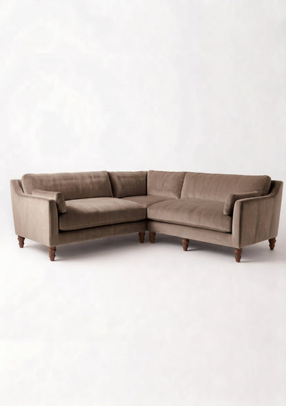 Sillón esquinero Leonelle en pana antimanchas Stone, forma en L, almohadones y patas torneadas de madera