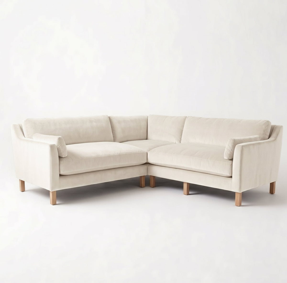Sillón esquinero Leonelle en pana antimanchas Tiza, forma en L, almohadones y patas torneadas de madera