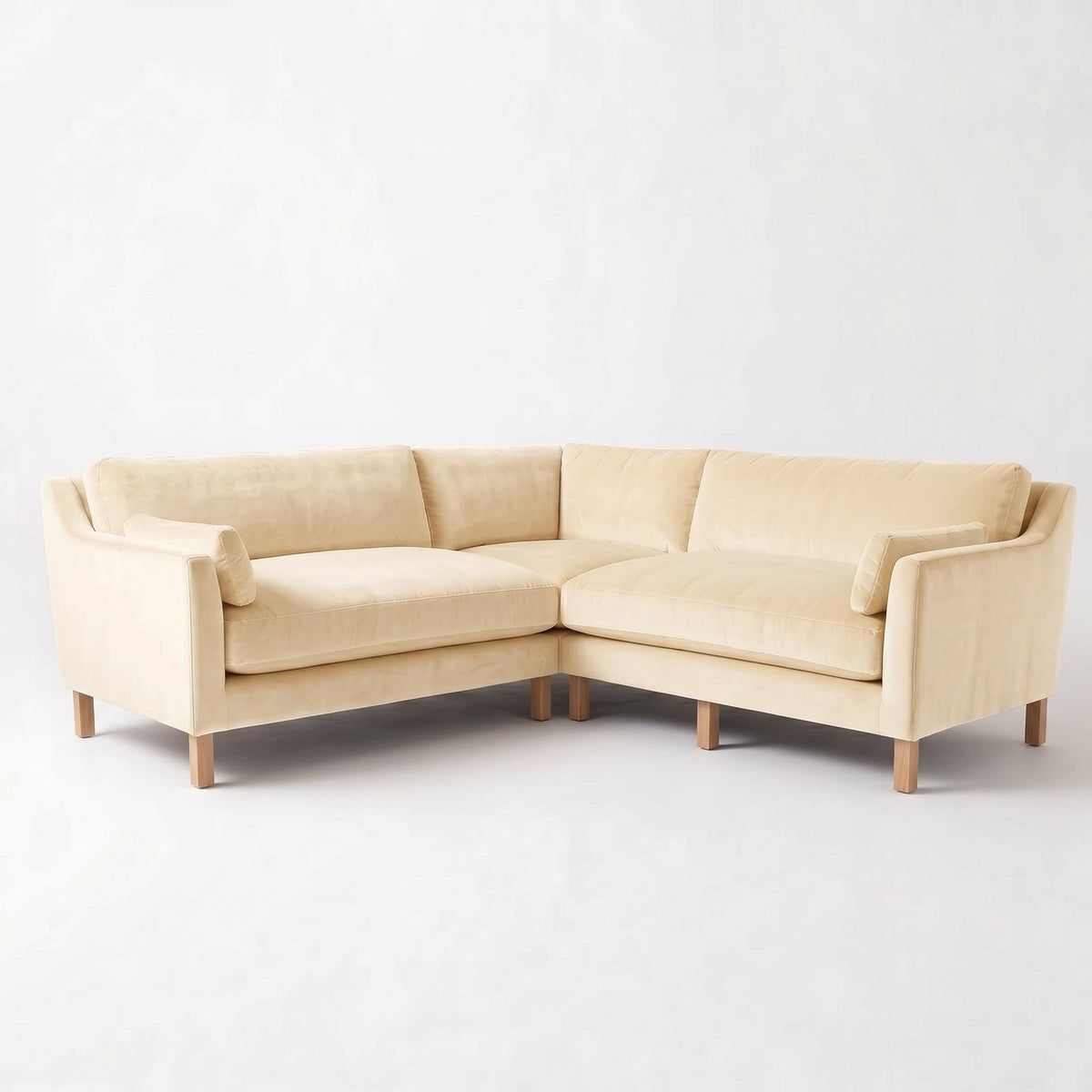 Sillón esquinero Leonelle en pana antimanchas Vainilla, forma en L, almohadones y patas torneadas de madera