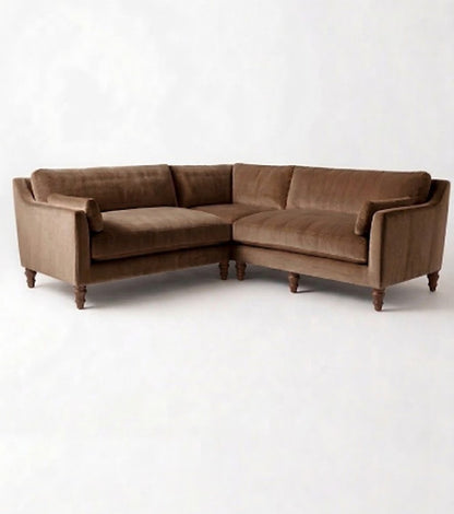 Sillón esquinero Leonelle en pana antimanchas Visón, forma en L, almohadones y patas torneadas de madera