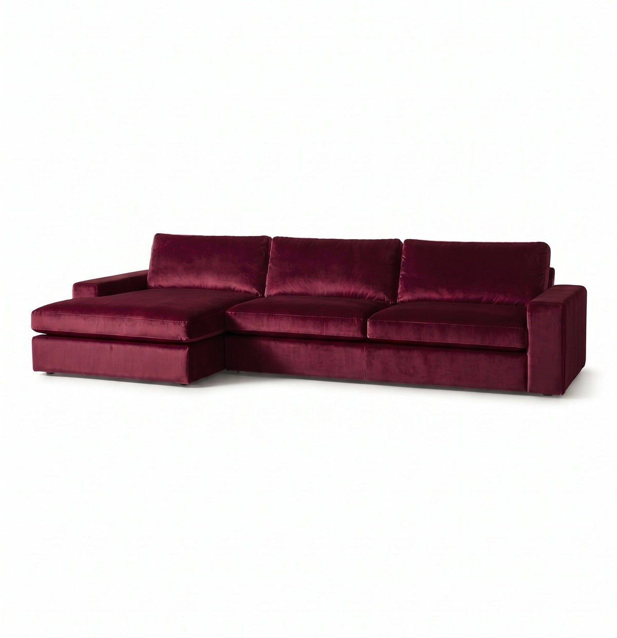 Sillón esquinero Victoria en pana antimanchas color Obispo, forma en L con chaise, brazos rectos y almohadones grandes