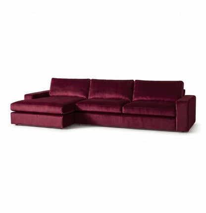 Sillón esquinero Victoria en pana antimanchas color Obispo, forma en L con chaise, brazos rectos y almohadones grandes