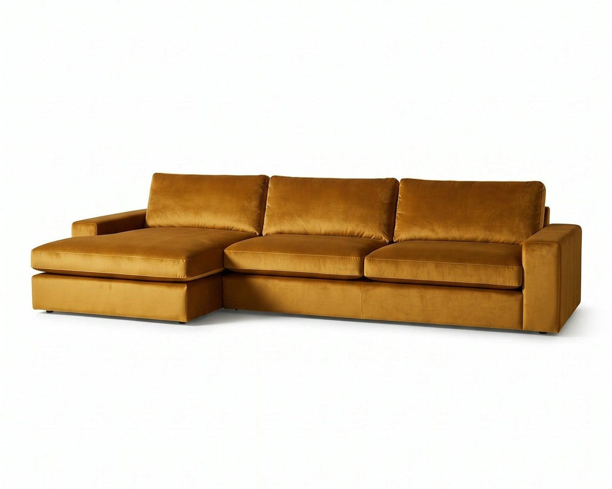 Sillón esquinero Victoria en pana antimanchas Oro, forma en L con chaise, brazos rectos y almohadones grandes