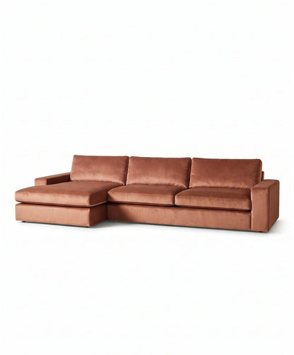 Sillón esquinero Victoria en pana antimanchas color Rosa, forma en L con chaise, brazos rectos y almohadones grandes