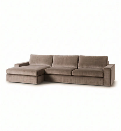 Sillón esquinero Victoria en pana antimanchas color Stone, forma en L con chaise, brazos rectos y almohadones grandes