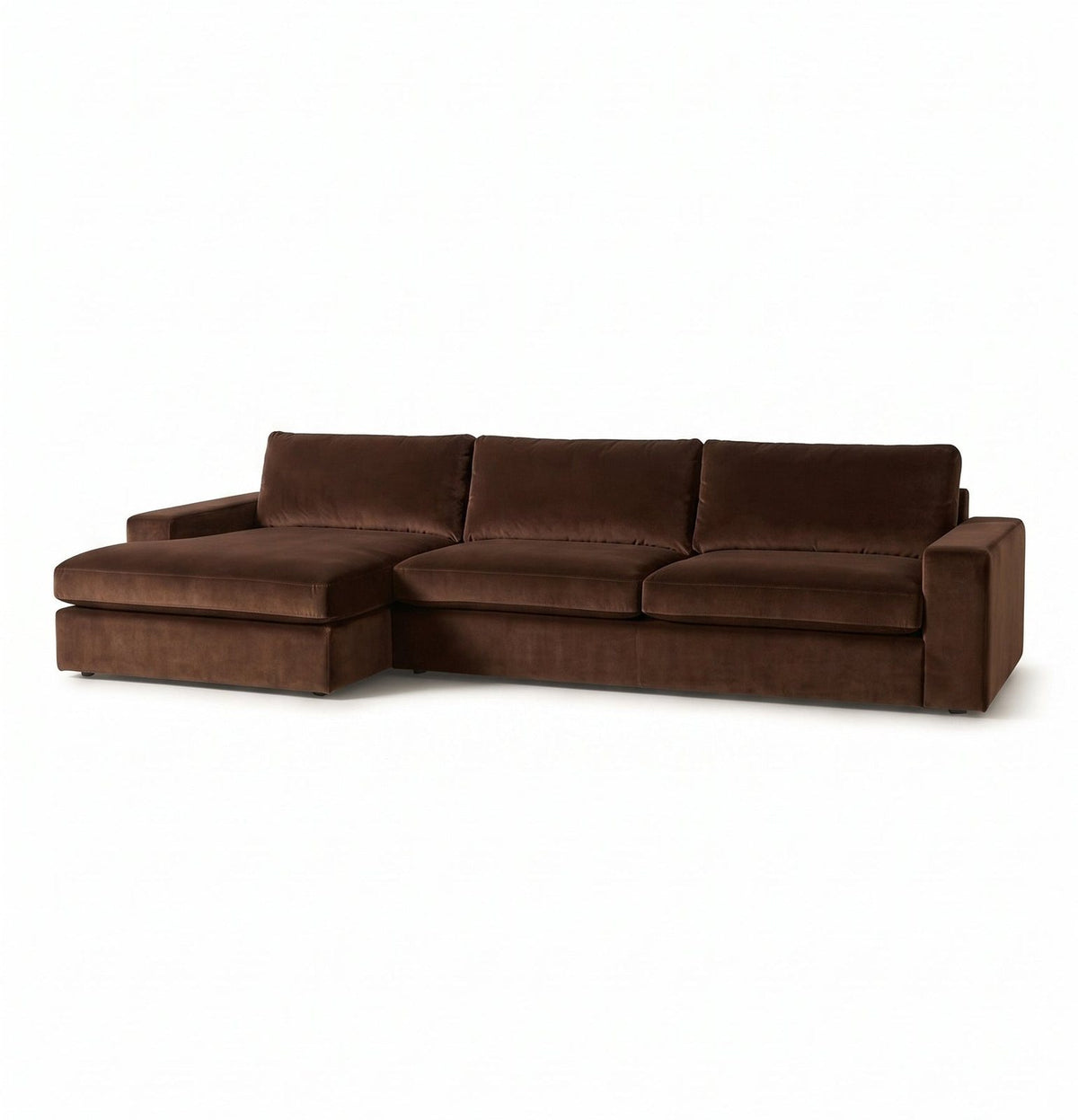 Sillón esquinero Victoria en pana antimanchas color Suela, forma en L con chaise, brazos rectos y almohadones grandes