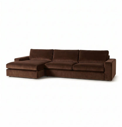 Sillón esquinero Victoria en pana antimanchas color Suela, forma en L con chaise, brazos rectos y almohadones grandes