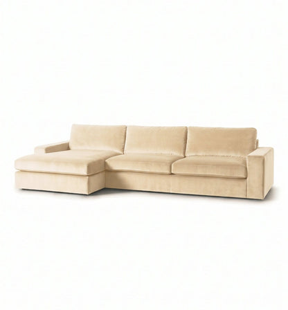 Sillón esquinero Victoria en pana antimanchas Vainilla, forma en L con chaise, brazos rectos y almohadones grandes
