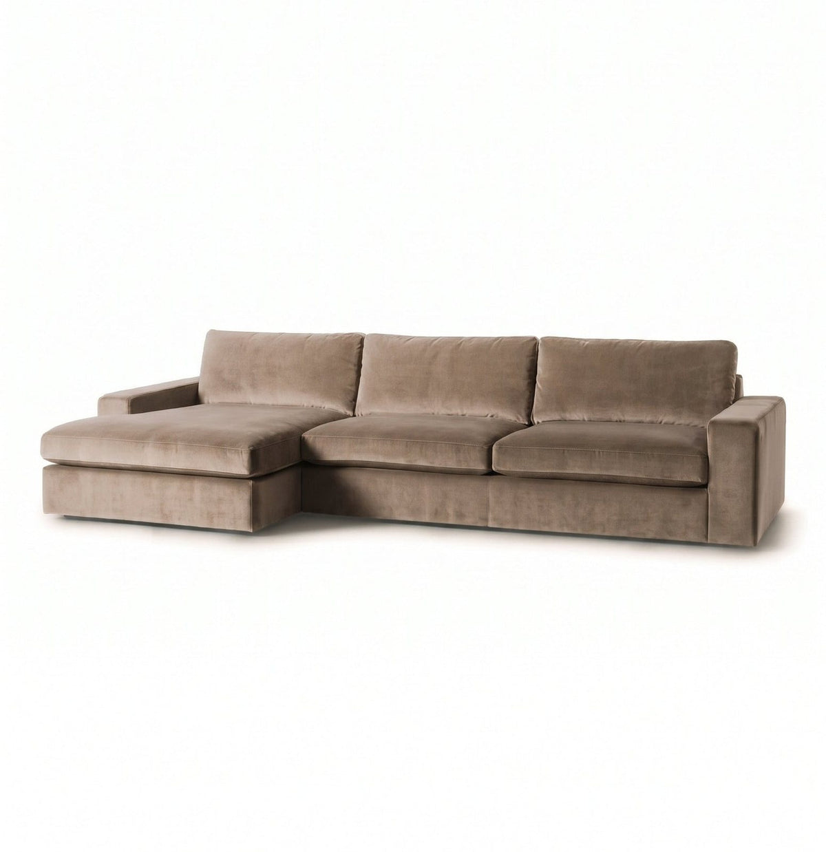 Sillón esquinero Victoria en pana antimanchas color Visón, forma en L con chaise, brazos rectos y almohadones grandes