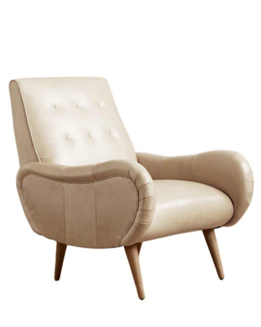 Sillón de un cuerpo estilo retro Loraine tapizado en beige, con respaldo bajo capitoné, apoyabrazos curvos y patas de madera cónicas – Tienda de Banquitos