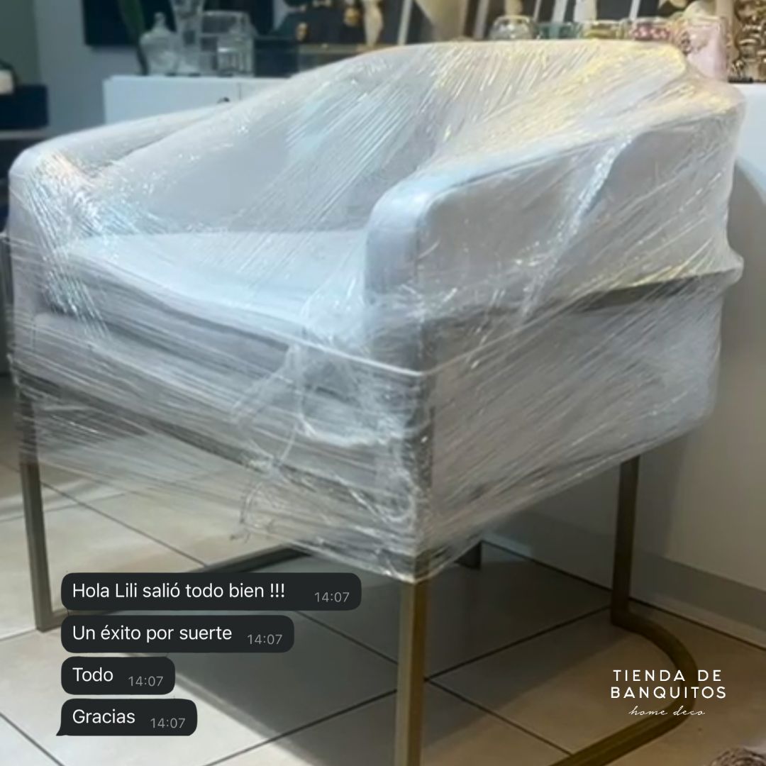 Sillón Love is Blind embalado para la entrega al set de Netflix, con el mensaje de la producción: salió todo bien