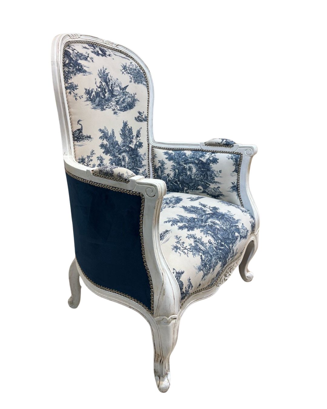 Vista lateral del Sillón María Antonieta, con el exterior tapizado en pana antimanchas azul