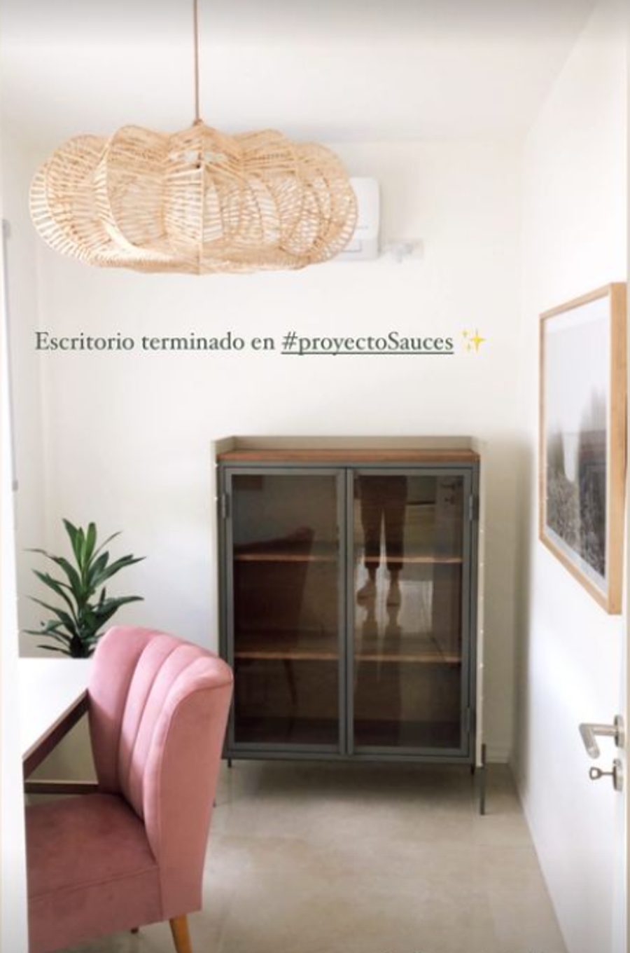 Sillón Matero Alpes rosa terracota junto al escritorio del Proyecto Sauces, con vitrina de hierro y lámpara de fibras naturales