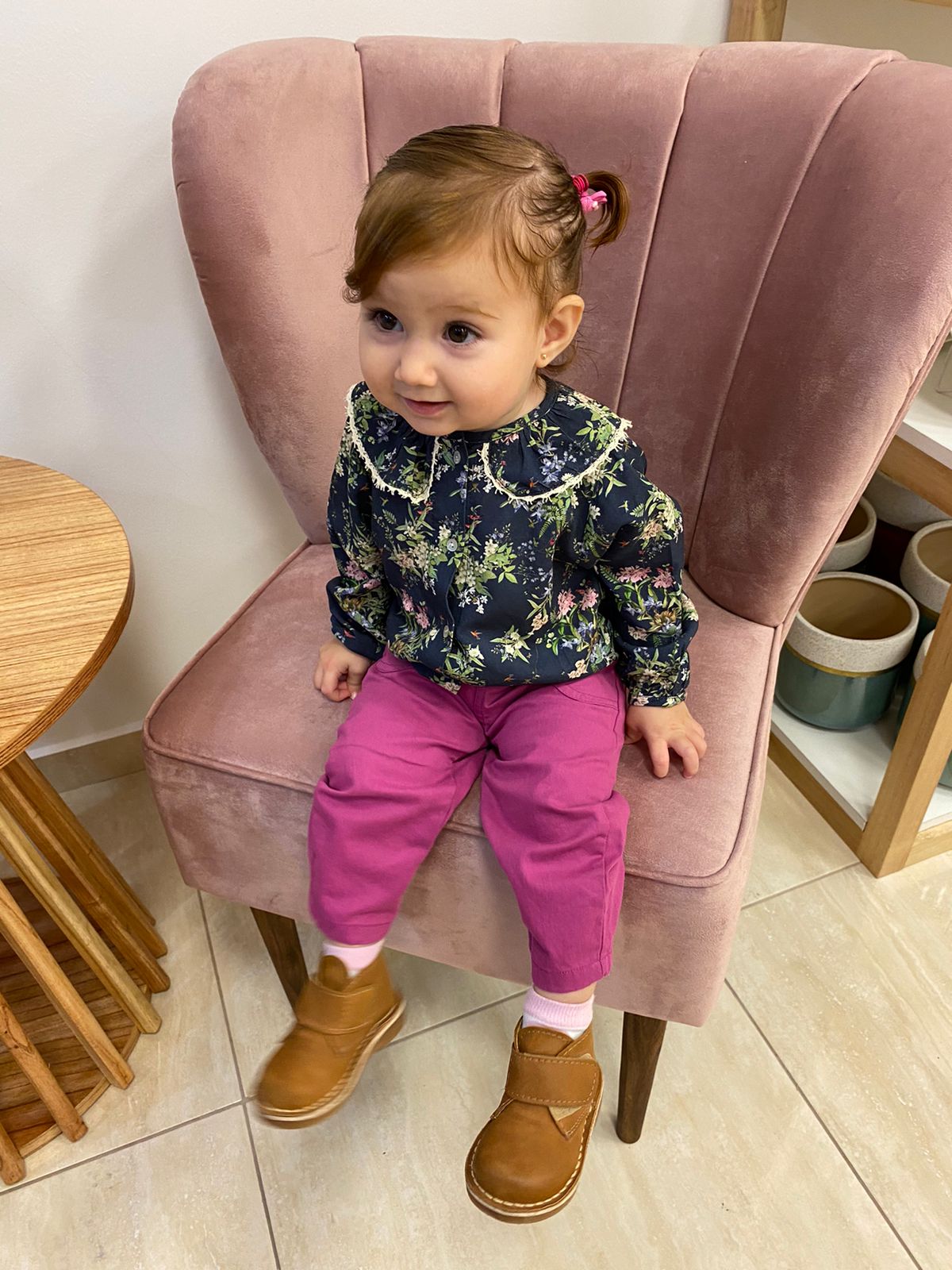 Nena sentada en un Sillón Matero Alpes rosa viejo en el local De Casas de Firmat