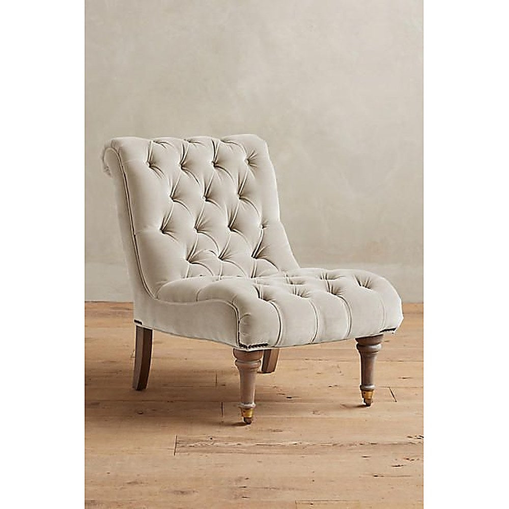 Sillón Matero Oriana crema sobre piso de madera