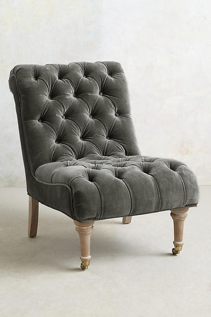 Sillón Matero Oriana gris oscuro de tres cuartos, sobre fondo claro