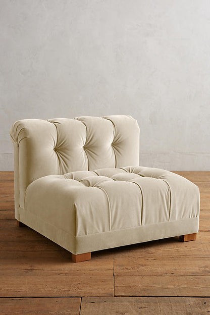 Sillón Matero Pequeña crema con capitoné, sobre piso de madera