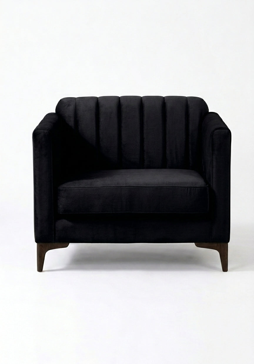 Sillón de un cuerpo Mila color Black en pana antimanchas importada, líneas rectas y diseño moderno con patas doradas — ideal para sumar un detalle contemporáneo al living. Hecho a medida por Tienda de Banquitos.