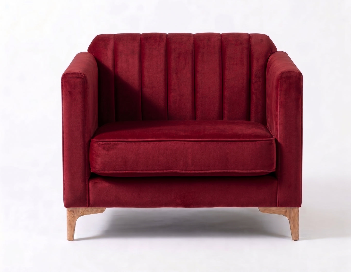 Sillón de un cuerpo Mila color Bordo en pana antimanchas importada, líneas rectas y diseño moderno con patas doradas — un clásico contemporáneo para el living. Hecho a medida por Tienda de Banquitos.
