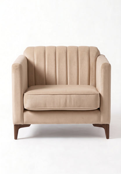 Sillón de un cuerpo Mila color Latte en pana antimanchas importada, líneas rectas y diseño moderno con patas doradas — ideal para sumar un detalle contemporáneo al living. Hecho a medida por Tienda de Banquitos.