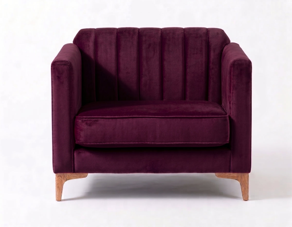 Sillón de un cuerpo Mila color Obispo en pana antimanchas importada, líneas rectas y diseño moderno con patas doradas — el detalle distinto para un living contemporáneo. Hecho a medida por Tienda de Banquitos.