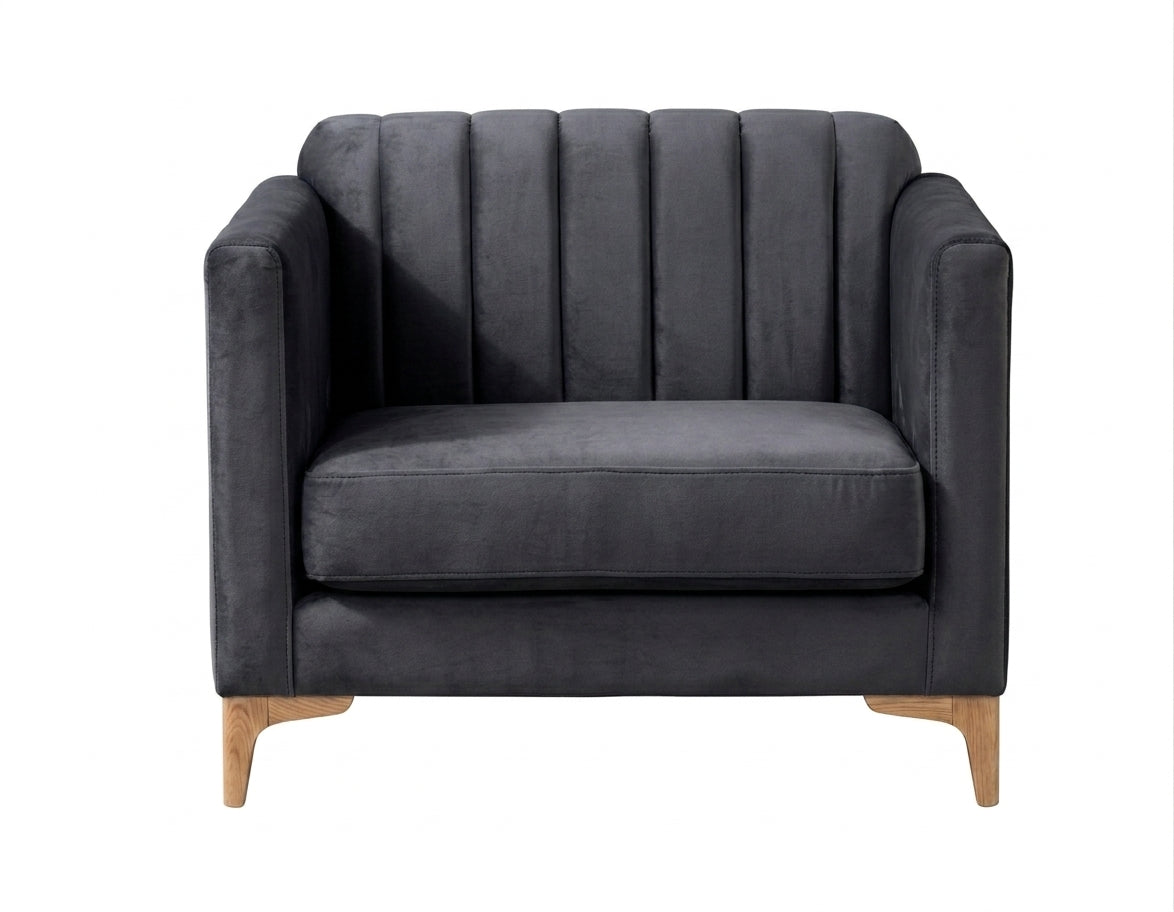 Sillón de un cuerpo Mila color Onyx en pana antimanchas importada, líneas rectas y diseño moderno con patas doradas — un clásico contemporáneo para el living. Hecho a medida por Tienda de Banquitos.